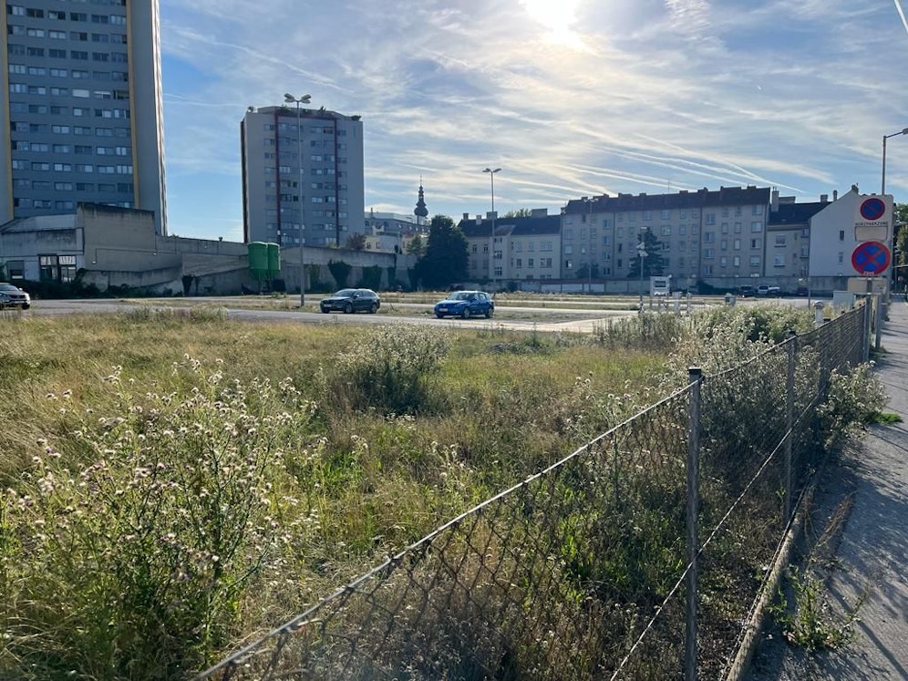 Gähnende Leere auf Parkplatz in Klostergasse in St. Pölten.