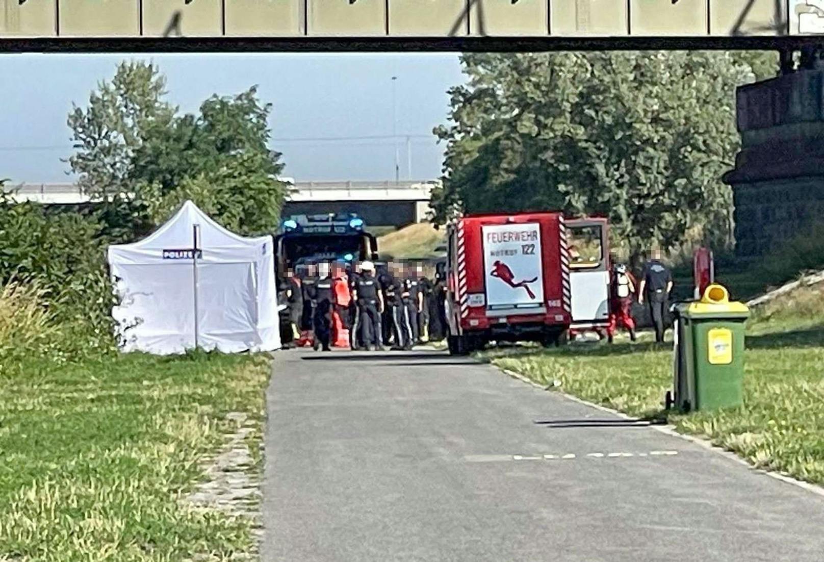 An der Neuen Donau in Wien machten Einsatzkräfte am frühen Montag einen entsetzlichen Fund. Nach dem Tod eines Buben (5) gibt es einen weiteren Toten.