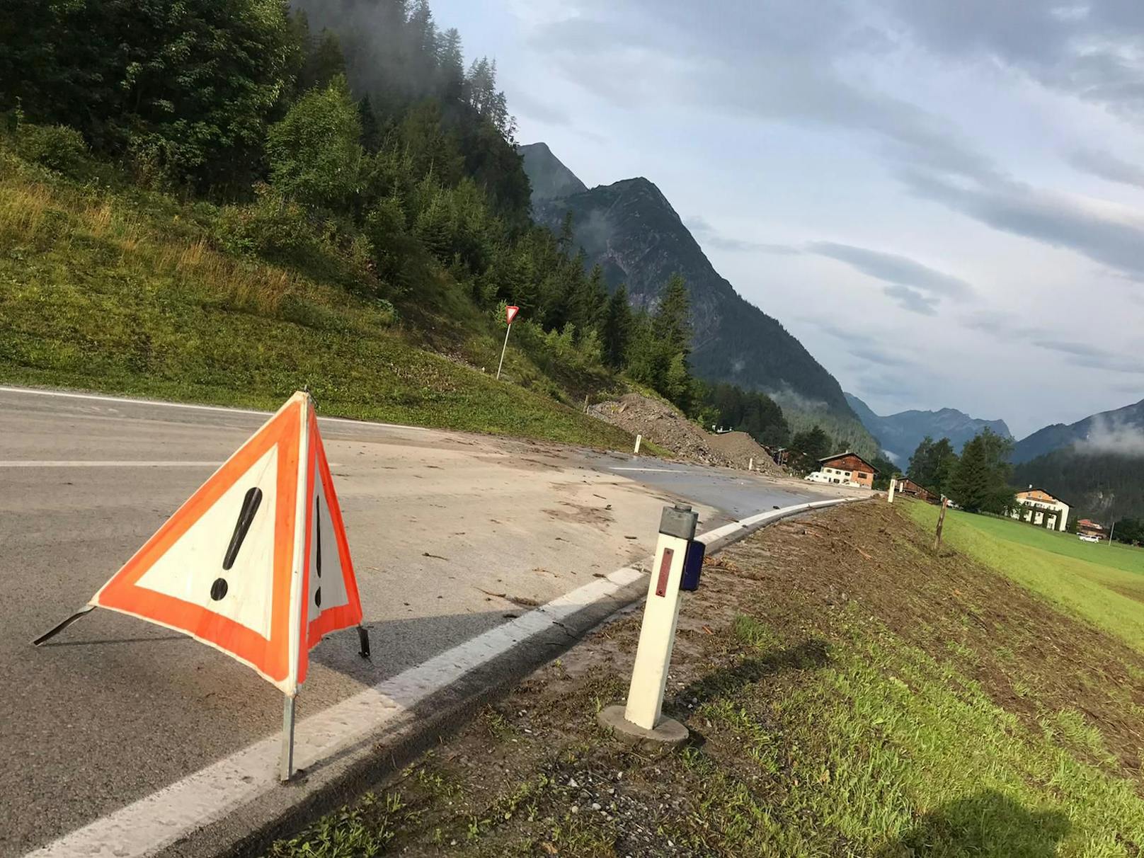 Entlang der B198, vornehmlich in den Gemeinden Bach/Stockach sowie in Elbigenalp (Bereich Untergiblen), kam es am Sonntag gegen 21.20 Uhr aufgrund der Starkregenfälle zu Überschwemmungen bzw. kleinflächigen Vermurungen von Fahrbahnen.