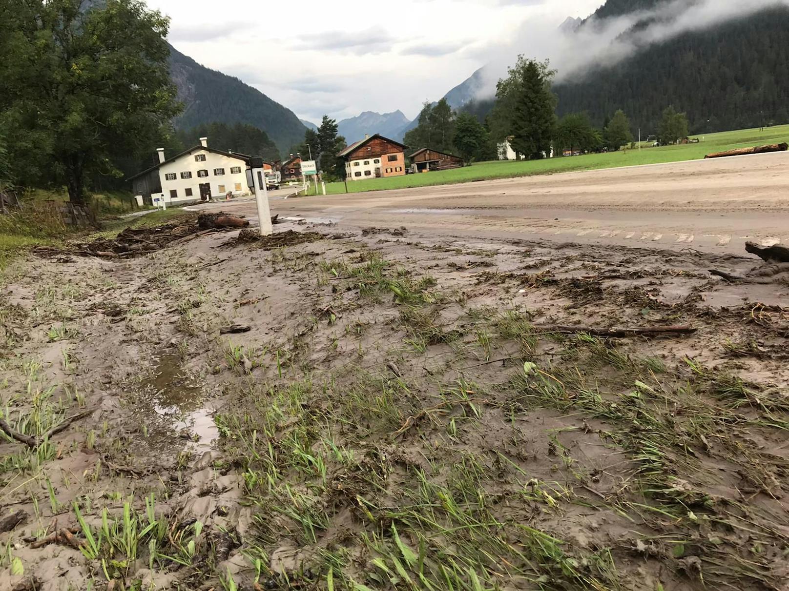 Außerdem mussten mehrere Keller von den Kräften der Feuerwehren ausgepumpt werden. Der Straßenabschnitt der B198 zwischen 6653 Bach und dem Ortsteil Stockach (Straßenkilometer 35,6) war für die Dauer von circa zwei Stunden wegen eines Murenabgangs nicht passierbar.