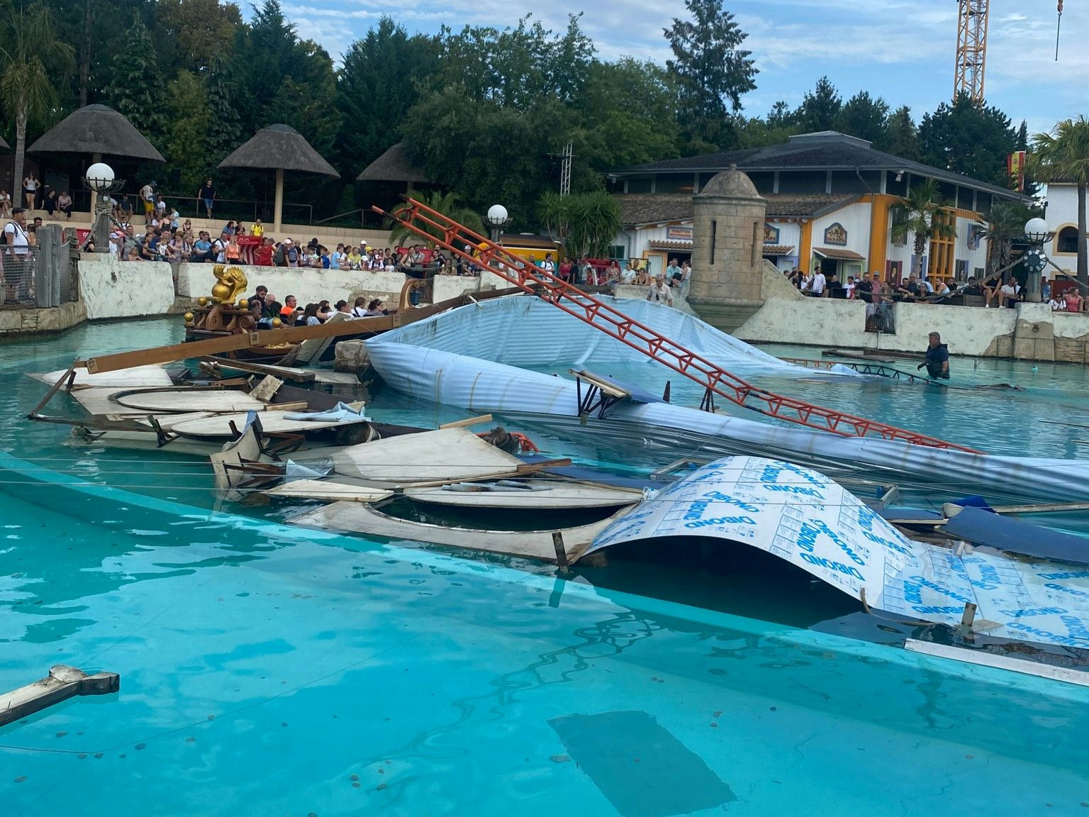 Am Montagnachmittag ist im Europapark in Rust eine Bühne zusammengekracht.