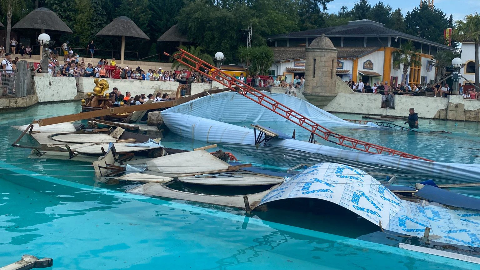 Am Montagnachmittag ist im Europapark in Rust eine Bühne zusammengekracht.