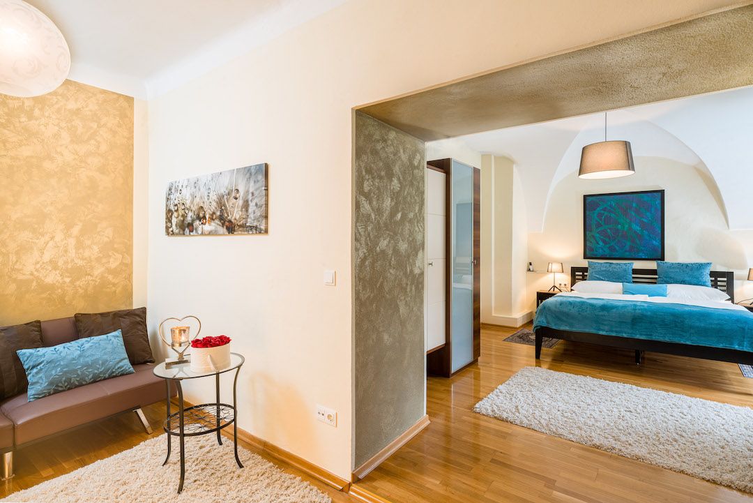 Romantische Stunden kann man in einer der Suiten (oder Zimmer) des Schlosshotel Rosenau verbringen.