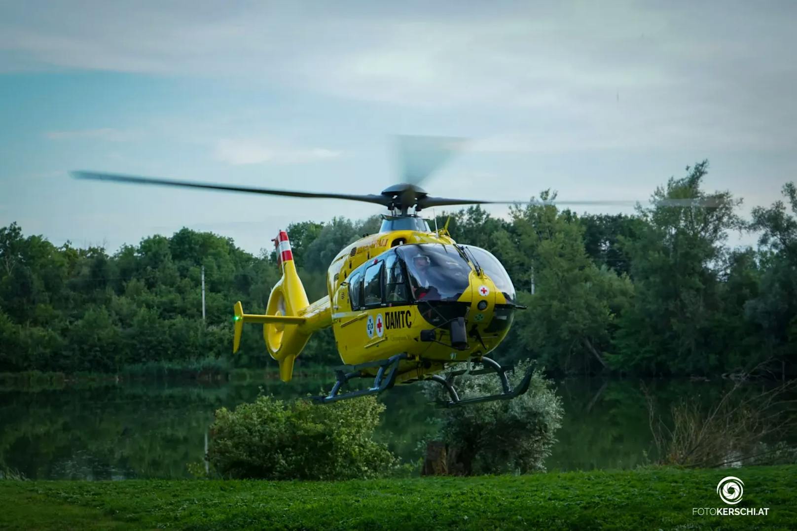 Ein 55-Jähriger aus dem Bezirk Wels-Land schwamm am Sonntag gegen 18:15 Uhr in Hörsching beim dortigen Rutzingersee am Ostufer in Richtung Westufer. Aus bislang unbekannter Ursache dürfte der Mann das Bewusstsein verloren haben und trieb reglos an der Wasseroberfläche. Für ihn kam jede Hilfe zu spät.