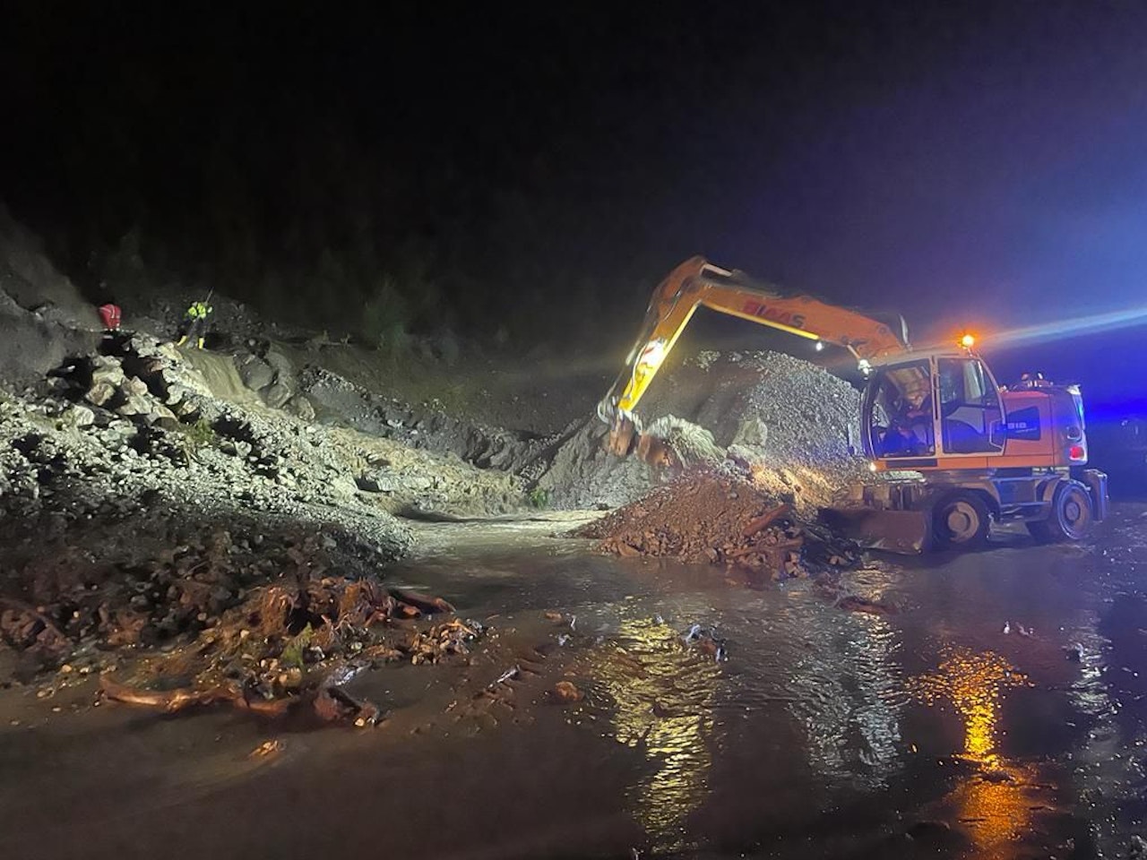 Heute.at - Starkregen überflutet mehrere Straßen in Tirol