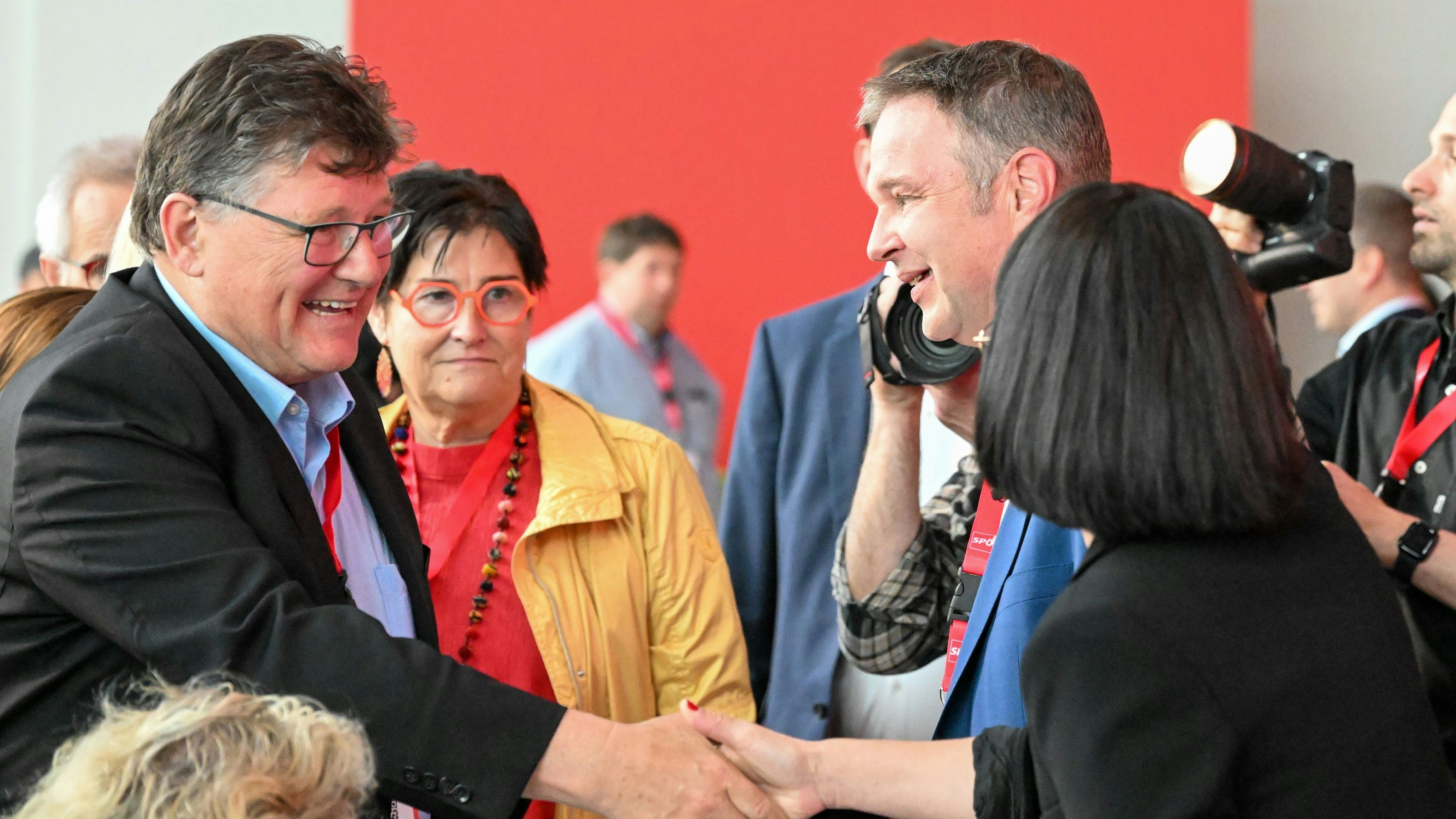 Download von www.picturedesk.com am 14.08.2023 (08:34).  03.06.2023, Linz, AUT, Bundesparteitag SPOE in Linz Design Center, im Bild Wolfgang Katzian (Praesident, Oesterreichischer Gewerkschaftsbund), Andi Babler (SP, Bgm. Traiskirchen). - 20230603_PD3436 - Rechteinfo: Rights Managed (RM)