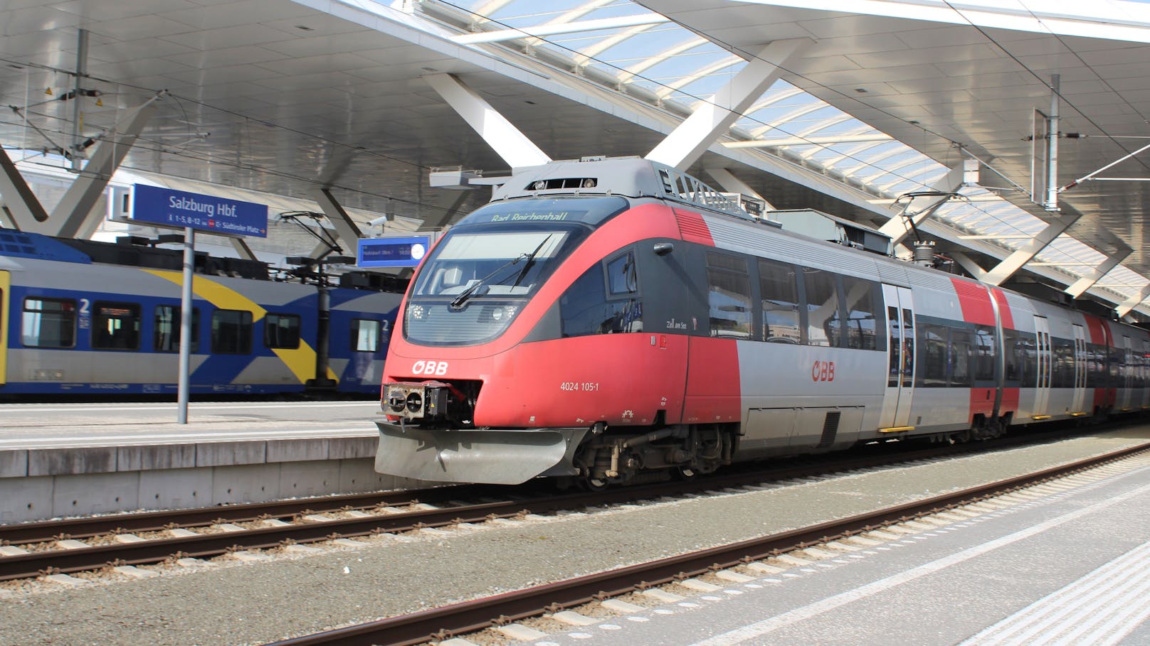 Bis voraussichtlich Dienstagfrüh ist die Strecke Salzburg-München nur bedingt befahrbar. ÖBB-Kunden können auf die Westbahn umsteigen.