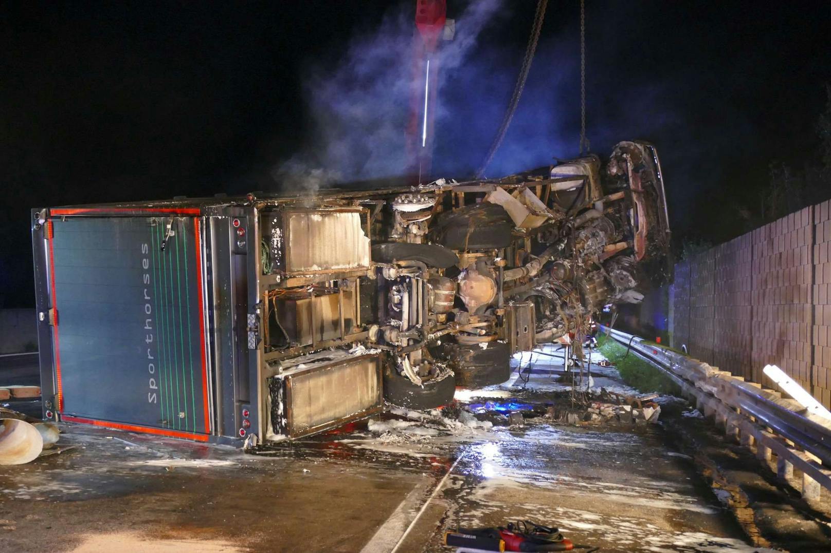 Ein Tiertransporter ist am Sonntagabend auf der Westautobahn (A1) zwischen Haag und Oed im Bezirk Amstetten umgekippt und in Brand geraten. Zwei Personen wurden aus dem Lkw gerettet und liegen verletzt im Spital.