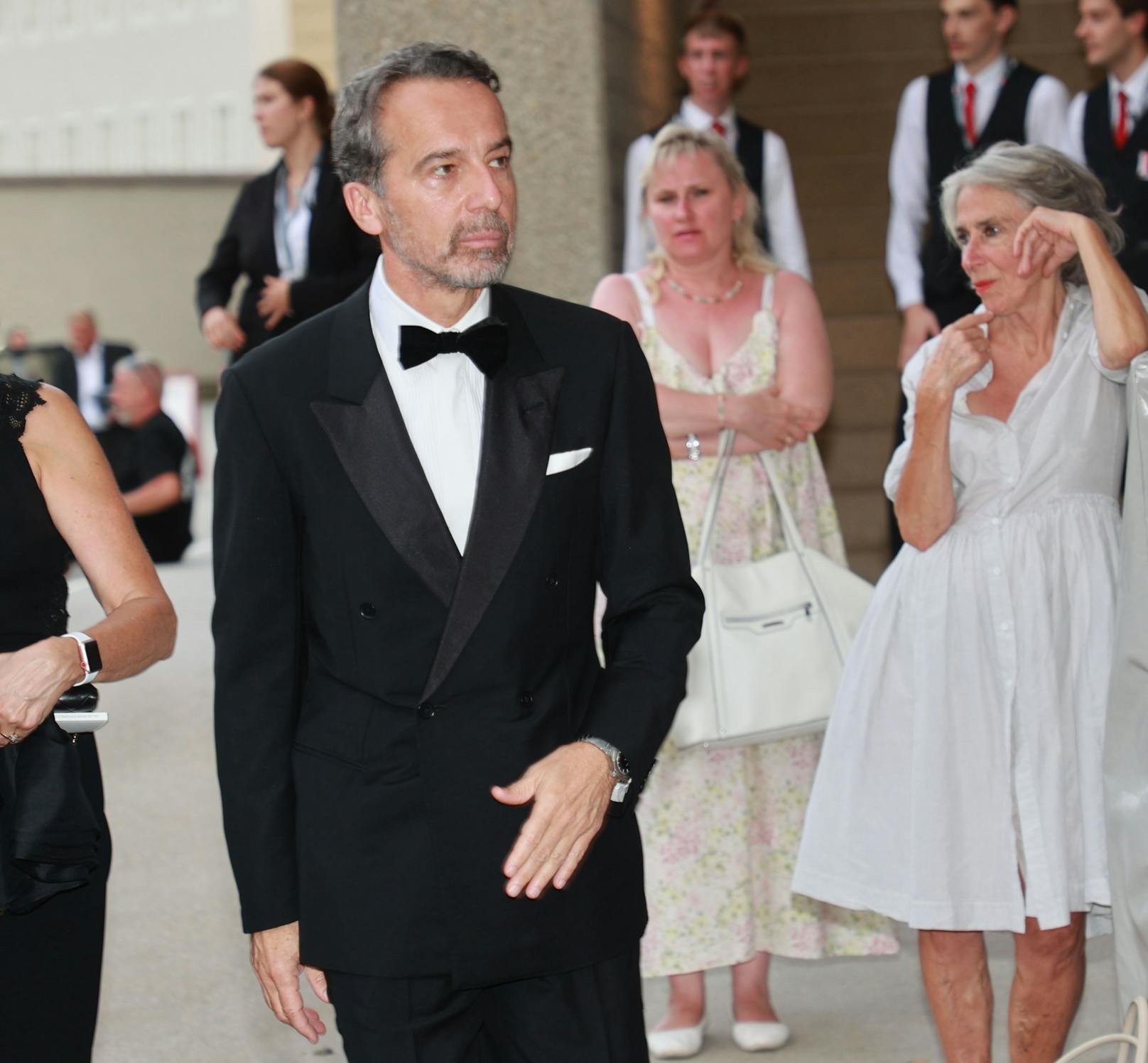 Altkanzler Christian Kern mit grimmigem Blick am Red Carpet ...