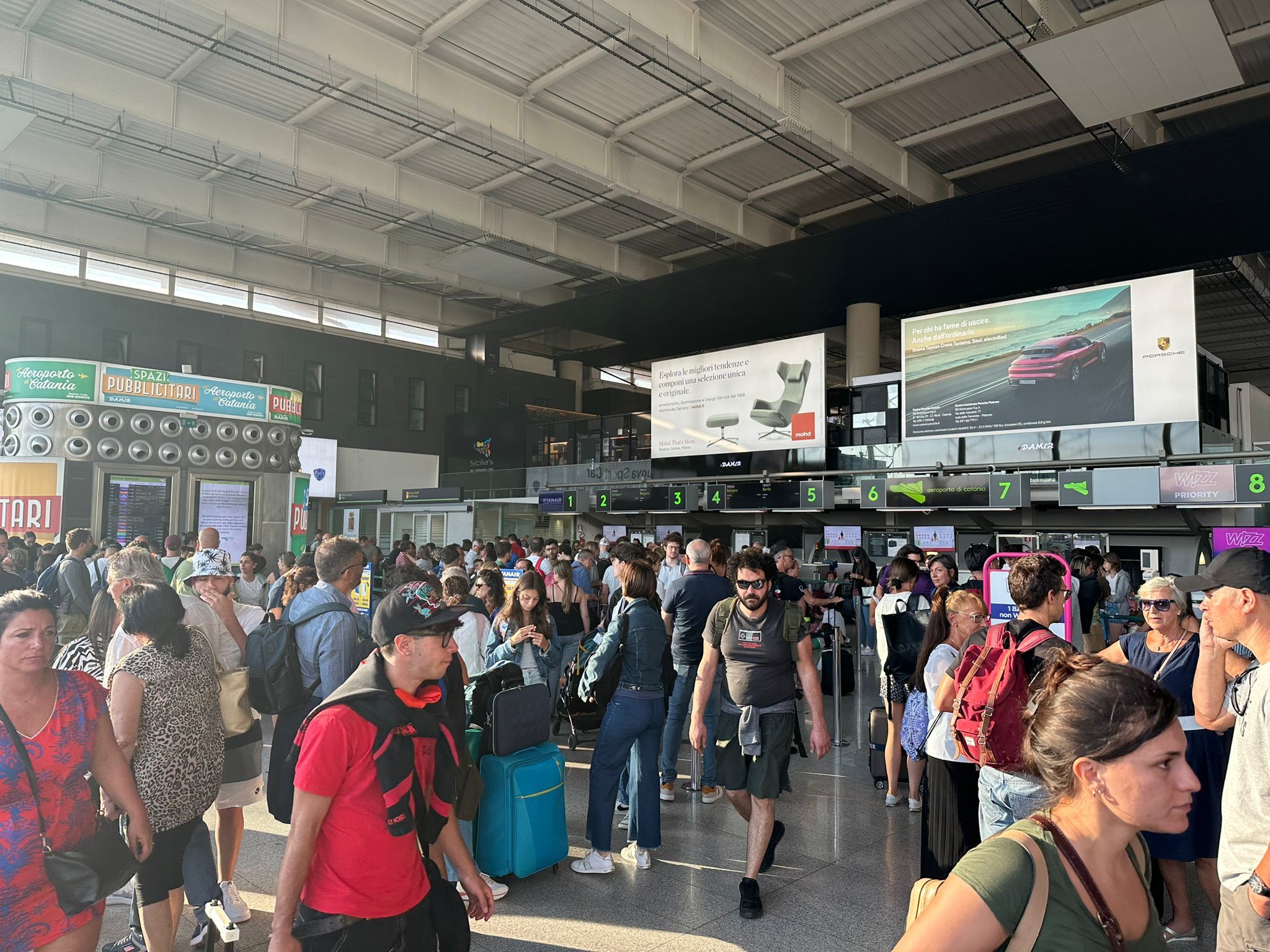 Unzählige Fluggäste saßen am frühen Montag nach dem Vulkanausbruch des Ätnas am Airport Catania fest.