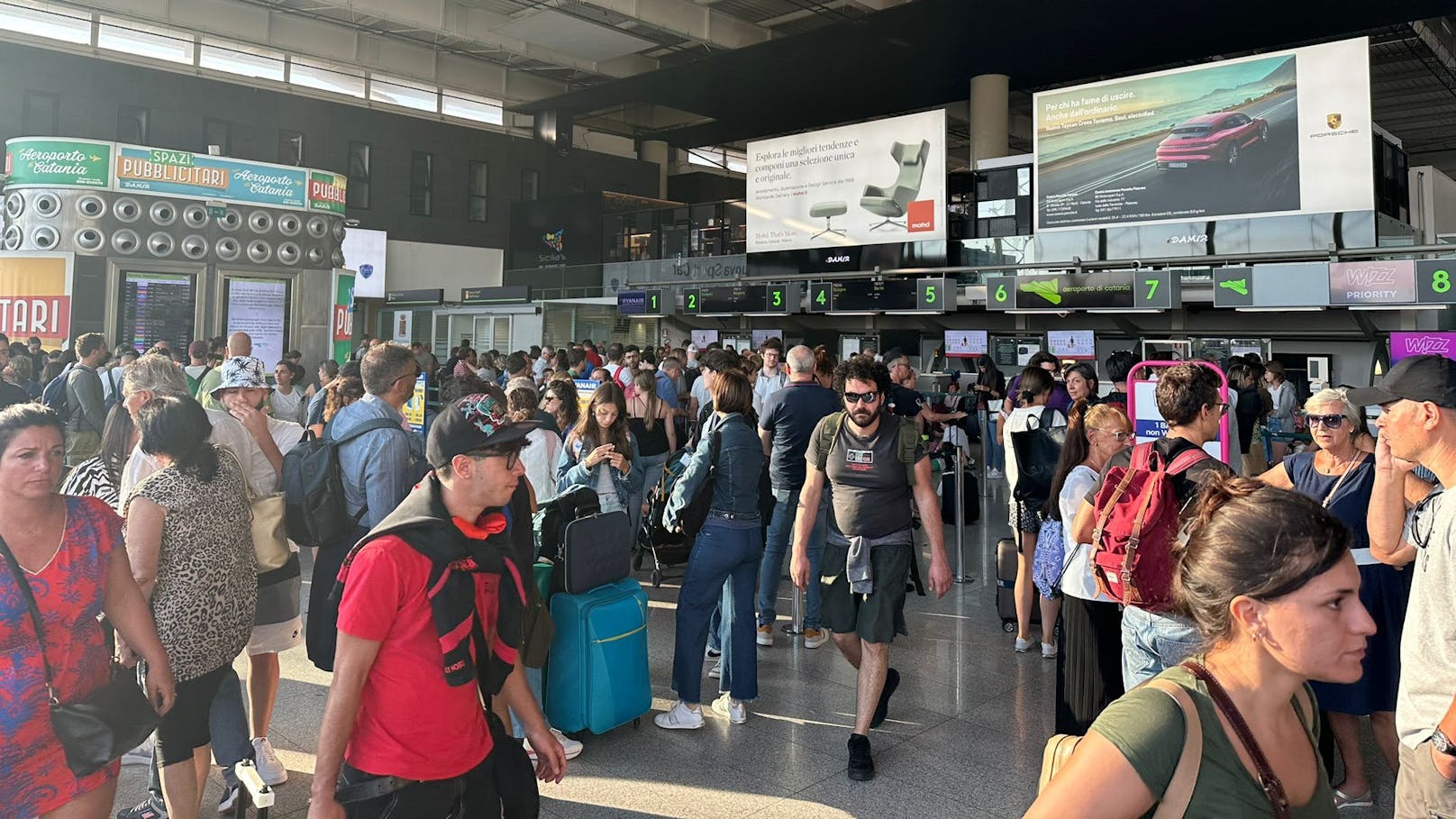 Unzählige Fluggäste saßen am frühen Montag nach dem Vulkanausbruch des Ätnas am Airport Catania fest.