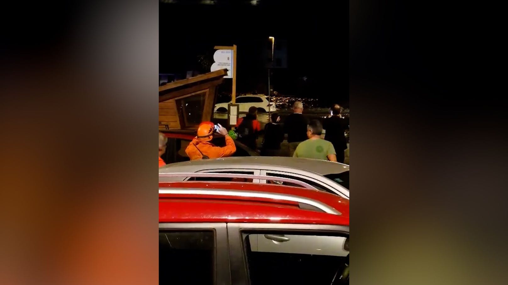 Ein Unwetter in der Nähe von Turin löst im Ort Bardonecchia am Sonntagabend eine Sturzflut aus. Eine Schlamm- und Gerölllawine donnert wie aus heiterem Himmel durch das Dorf.