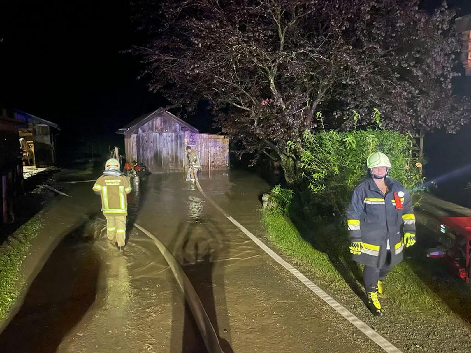 Auch entlang der L72/L246 Hahntennjochstraße kam es zu Murenabgängen, weshalb die Hahntennjochstraße gesperrt werden musste. Personen wurden zum Glück nicht verletzt.