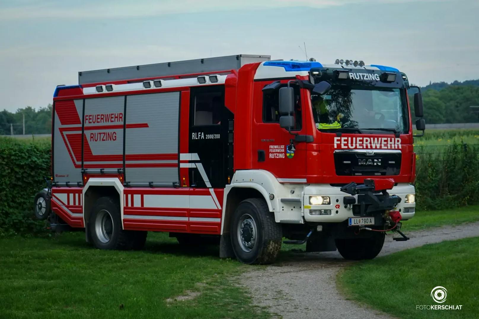 Ein 55-Jähriger aus dem Bezirk Wels-Land schwamm am Sonntag gegen 18:15 Uhr in Hörsching beim dortigen Rutzingersee am Ostufer in Richtung Westufer. Aus bislang unbekannter Ursache dürfte der Mann das Bewusstsein verloren haben und trieb reglos an der Wasseroberfläche. Für ihn kam jede Hilfe zu spät.