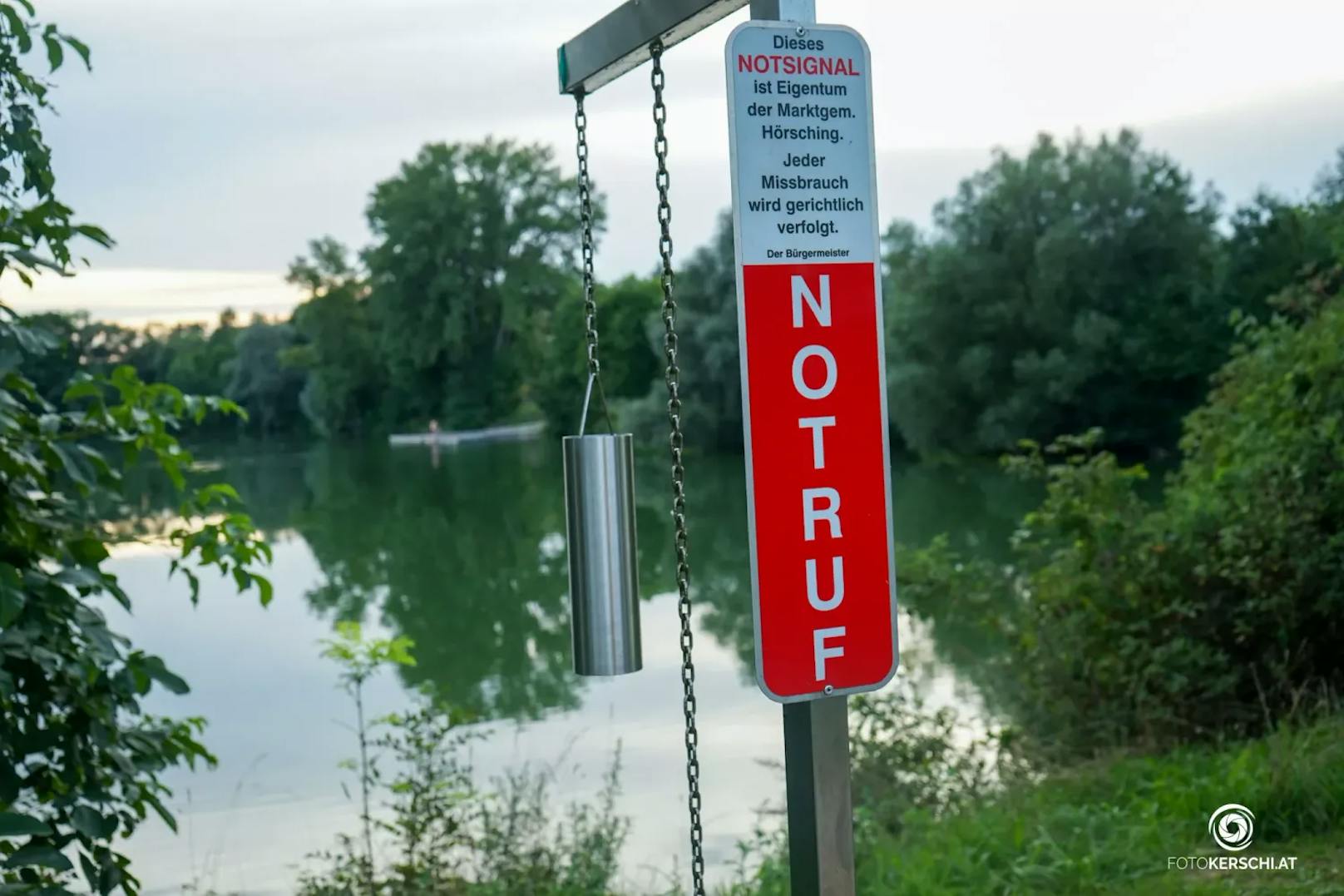 Ein 55-Jähriger aus dem Bezirk Wels-Land schwamm am Sonntag gegen 18:15 Uhr in Hörsching beim dortigen Rutzingersee am Ostufer in Richtung Westufer. Aus bislang unbekannter Ursache dürfte der Mann das Bewusstsein verloren haben und trieb reglos an der Wasseroberfläche. Für ihn kam jede Hilfe zu spät.