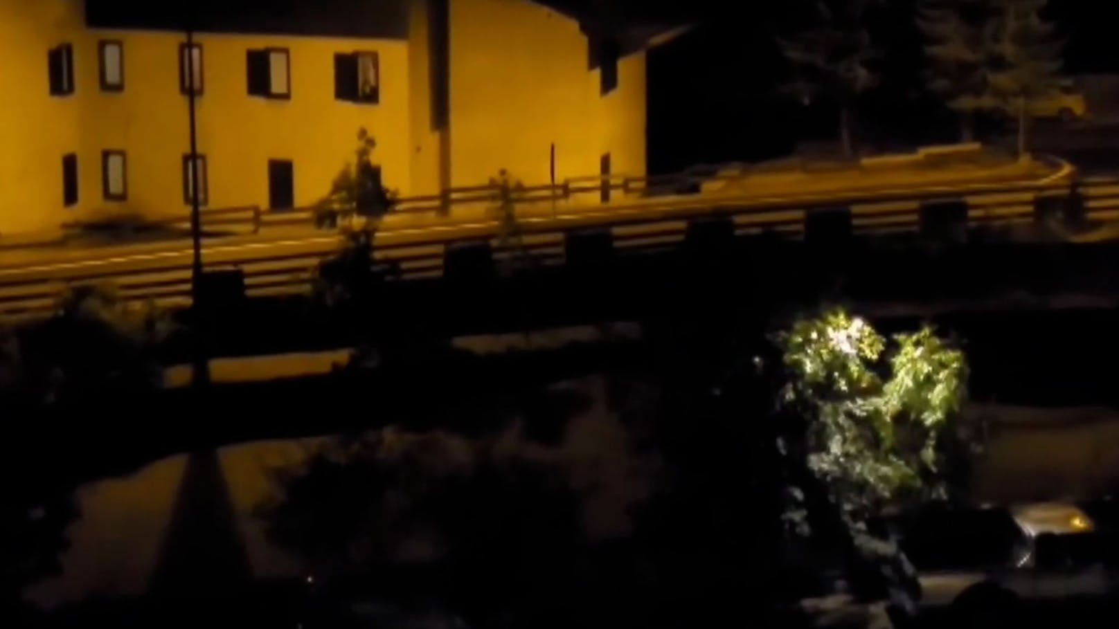 Ein Unwetter in der Nähe von Turin löst im Ort Bardonecchia am Sonntagabend eine Sturzflut aus. Eine Schlamm- und Gerölllawine donnert wie aus heiterem Himmel durch das Dorf.