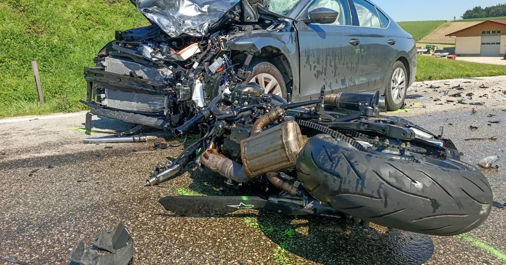 Überholvorgang trotz Gegenverkehr – der Biker war auf der Stelle tot.