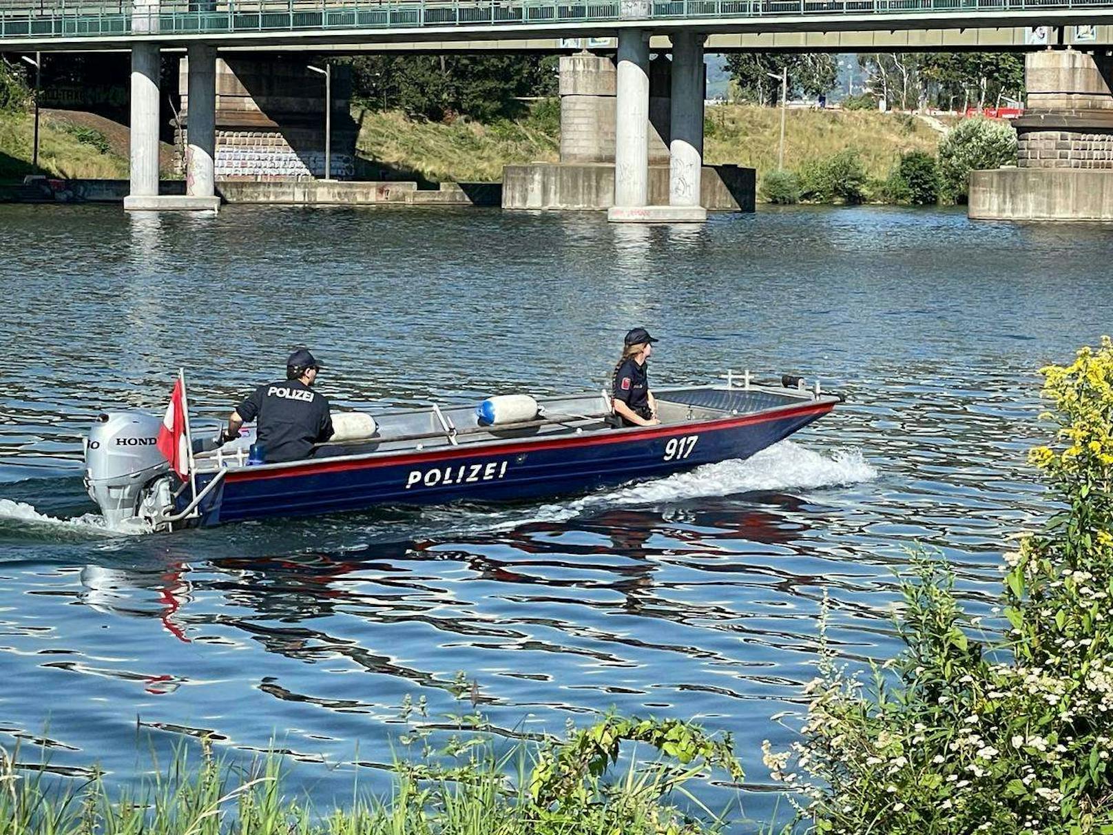 An der Neuen Donau in Wien machten Einsatzkräfte am frühen Montag einen entsetzlichen Fund. Nach dem Tod eines Buben (5) gibt es einen weiteren Toten.