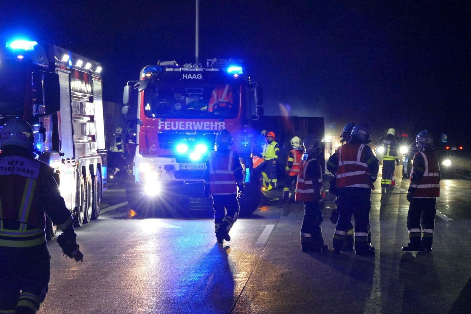 Ein Tiertransporter ist am Sonntagabend auf der Westautobahn (A1) zwischen Haag und Oed im Bezirk Amstetten umgekippt und in Brand geraten. Zwei Personen wurden aus dem Lkw gerettet und liegen verletzt im Spital.
