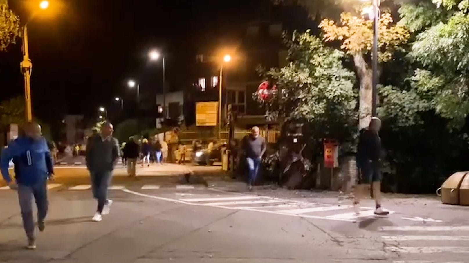 Ein Unwetter in der Nähe von Turin löst im Ort Bardonecchia am Sonntagabend eine Sturzflut aus. Eine Schlamm- und Gerölllawine donnert wie aus heiterem Himmel durch das Dorf.