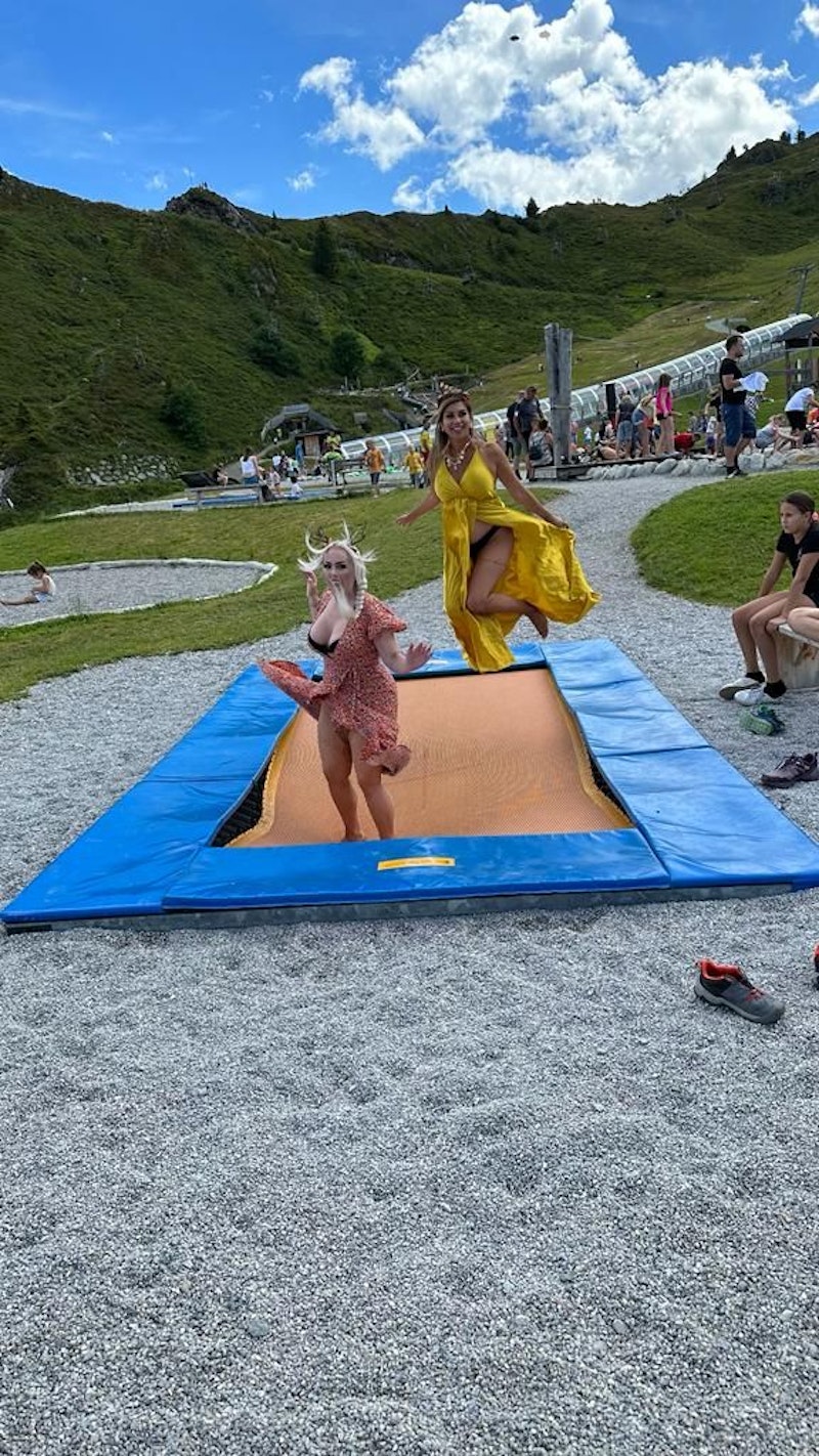 Baumeister Richad Lugner und seine beiden Tierchen "Bambi" und "Wildsau" statteten dem "JUZIopenair" im Zillertal einen Besuch ab.