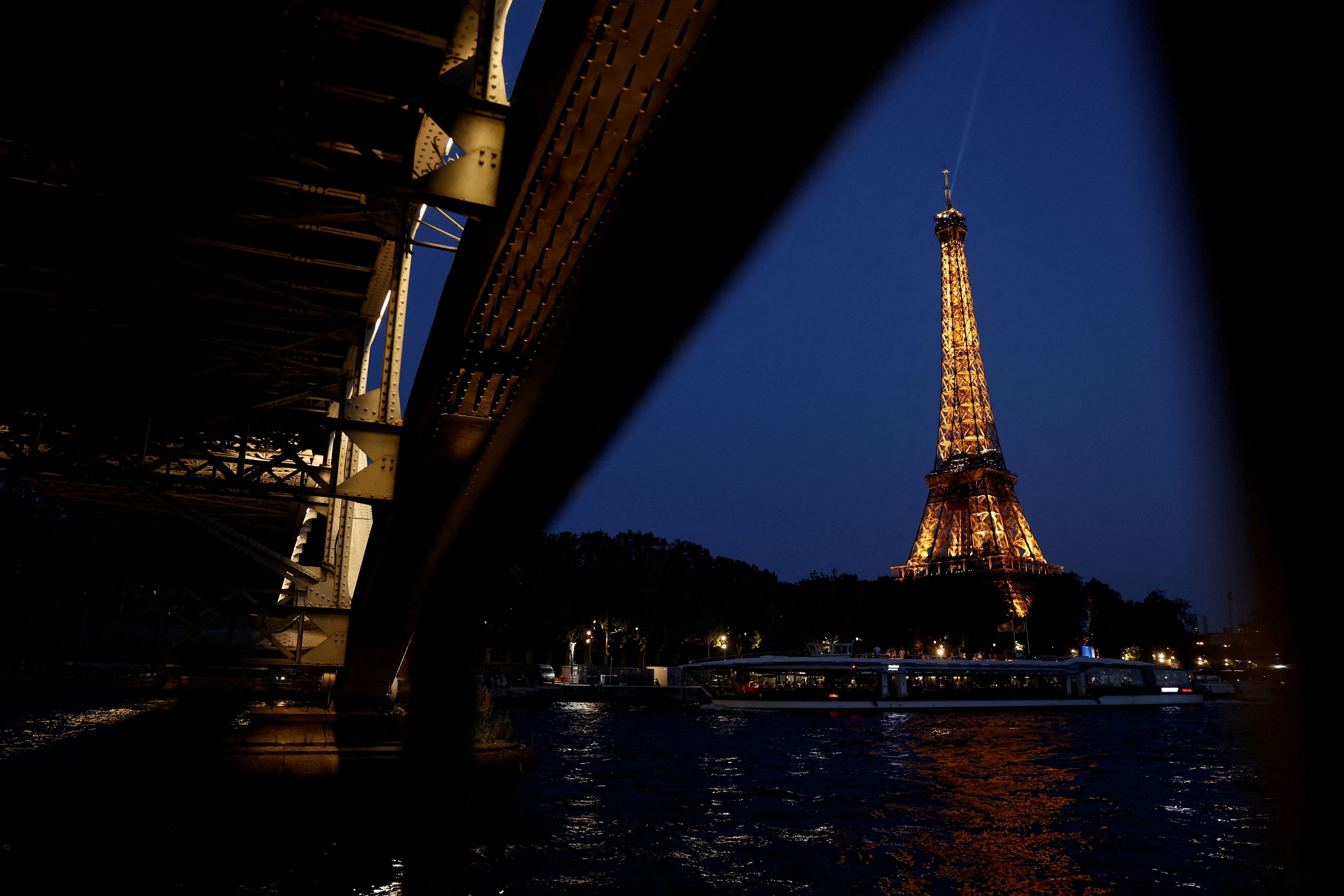Der Eiffelturm ist nachts für Besucher geschlossen.  Das hielt aber zwei Touristen aus den USA nicht davon ab, dort die Nacht zu verbringen.