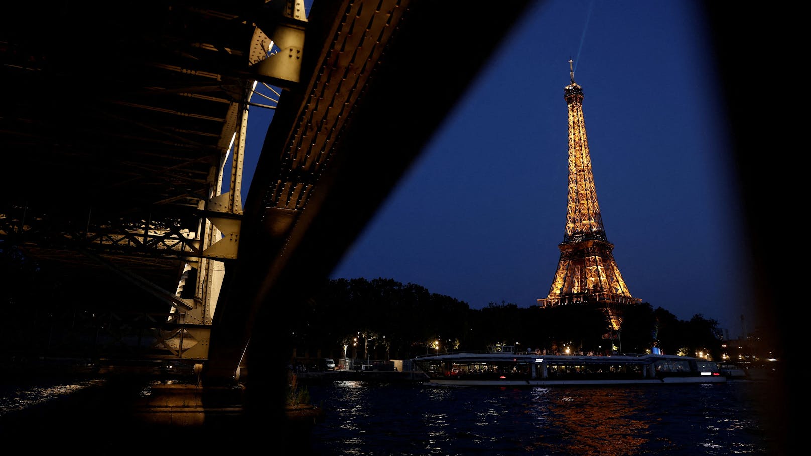 Der Eiffelturm ist nachts für Besucher geschlossen.  Das hielt aber zwei Touristen aus den USA nicht davon ab, dort die Nacht zu verbringen.