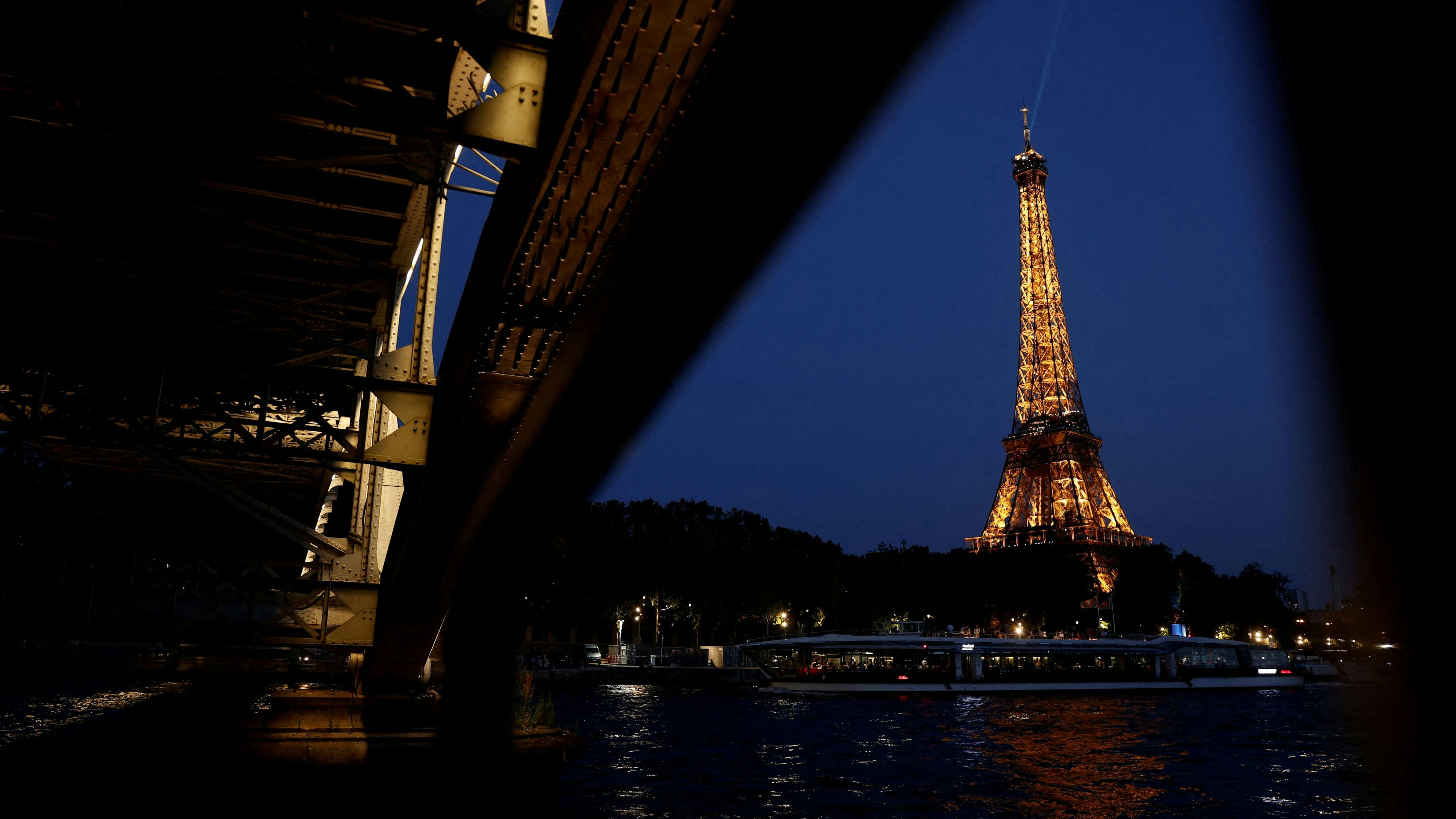Der Eiffelturm ist nachts für Besucher geschlossen.  Das hielt zwei Touristen aus den USA nicht davon ab, dort die Nacht zu verbringen.