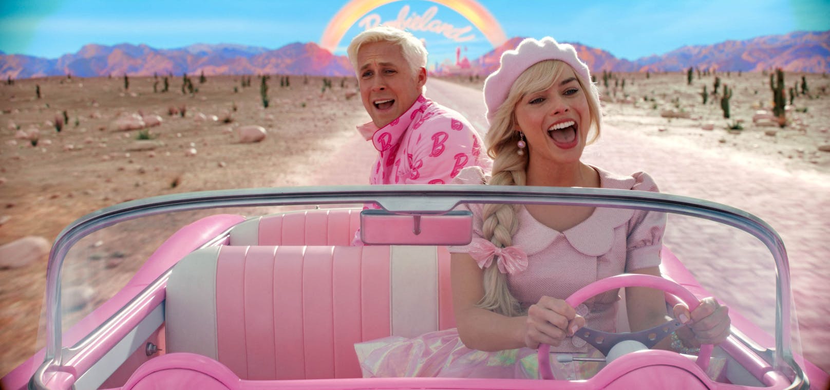 Die Satire "Barbie" sorgt mit ihren pinken Farben, komödiantischen Elementen, und Musical-Szenen für ein Feelgood-Kinoerlebnis.