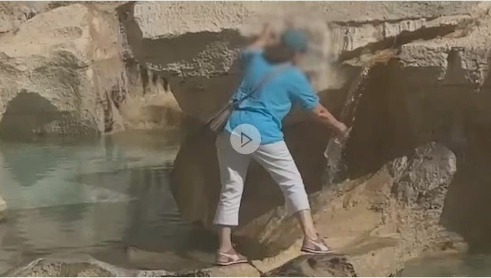 Mitte Juli 2023 füllte eine Touristin ihre Wasserflasche im geschichtsträchtigen Trevi-Brunnen in Rom.