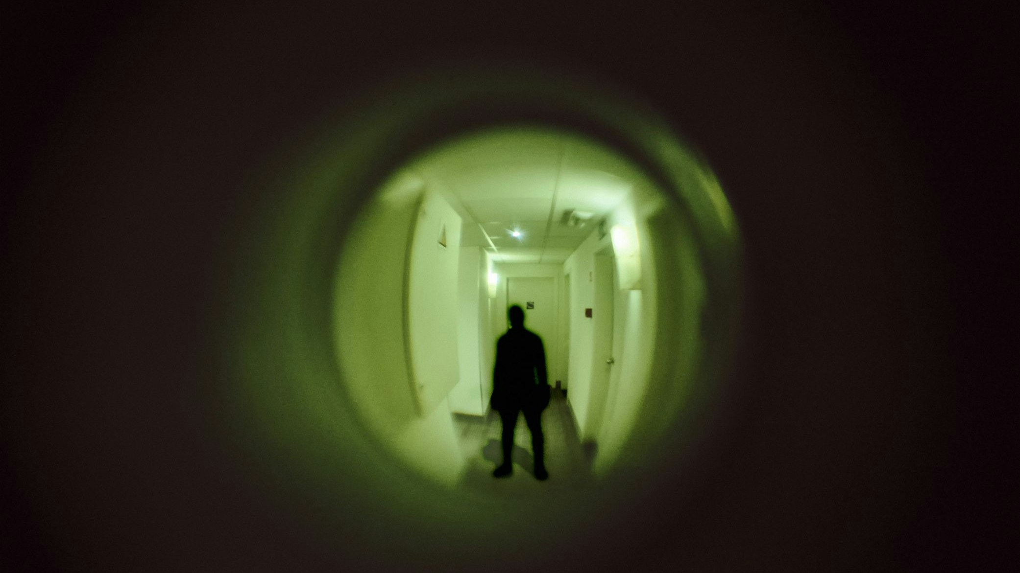 Mysteriöser Raubüberfall in Kärnten – zwei Männer traten die Türe eines 20-Jährigen ein.