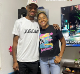 Jorelyn Carabali postet ein Foto, das sie mit ihrem jüngeren Bruder zeigt.