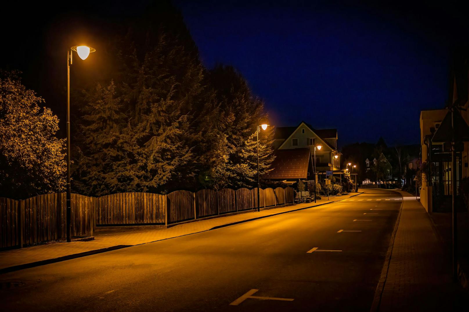 In einem Tiktok-Video läuft ein Mann hinter einer Frau nachts nach Hause.