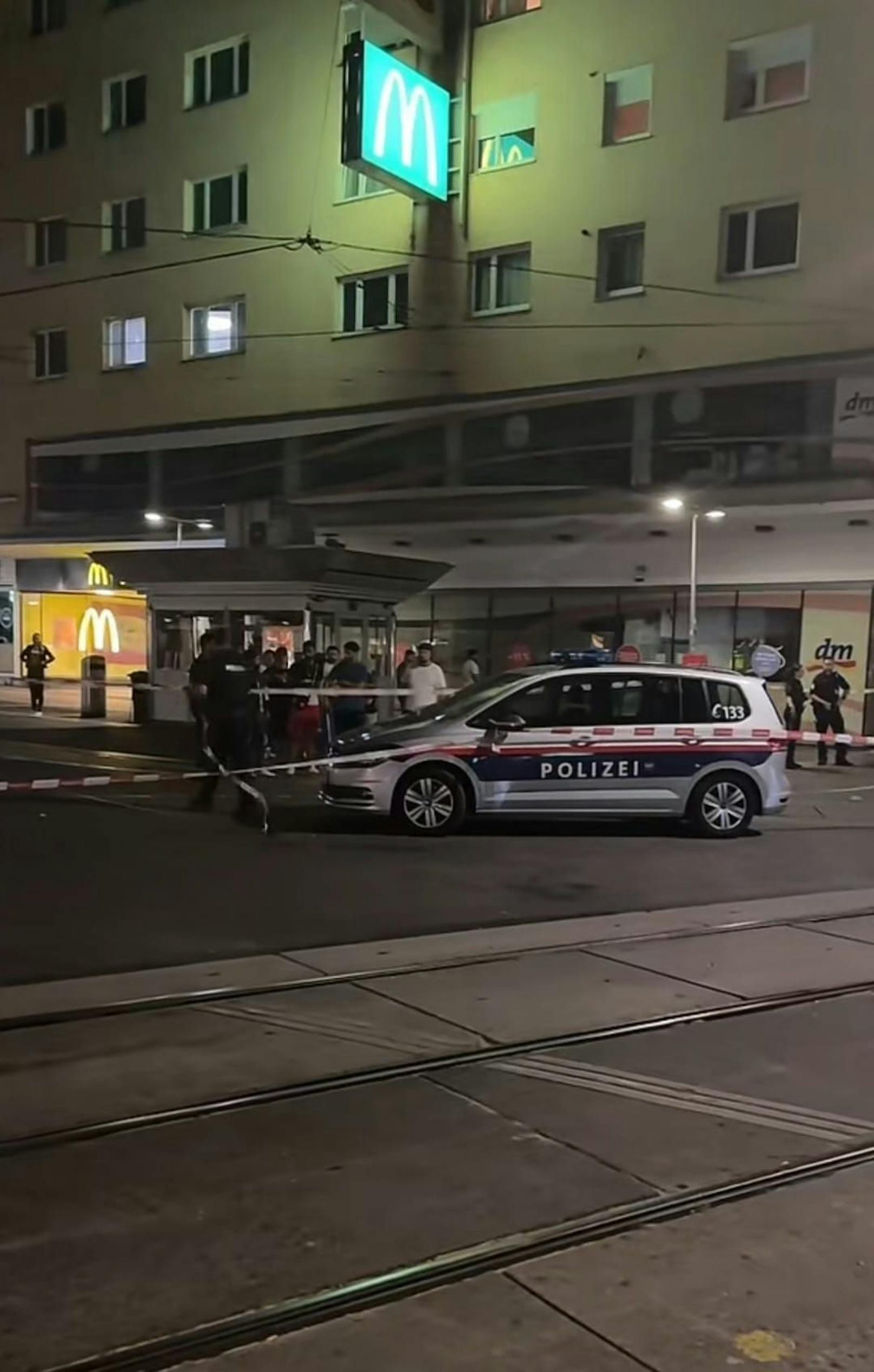 Einsatzkräfte der Berufsrettung Wien versorgten den Verletzten notfallmedizinisch und brachten ihn in ein Spital.