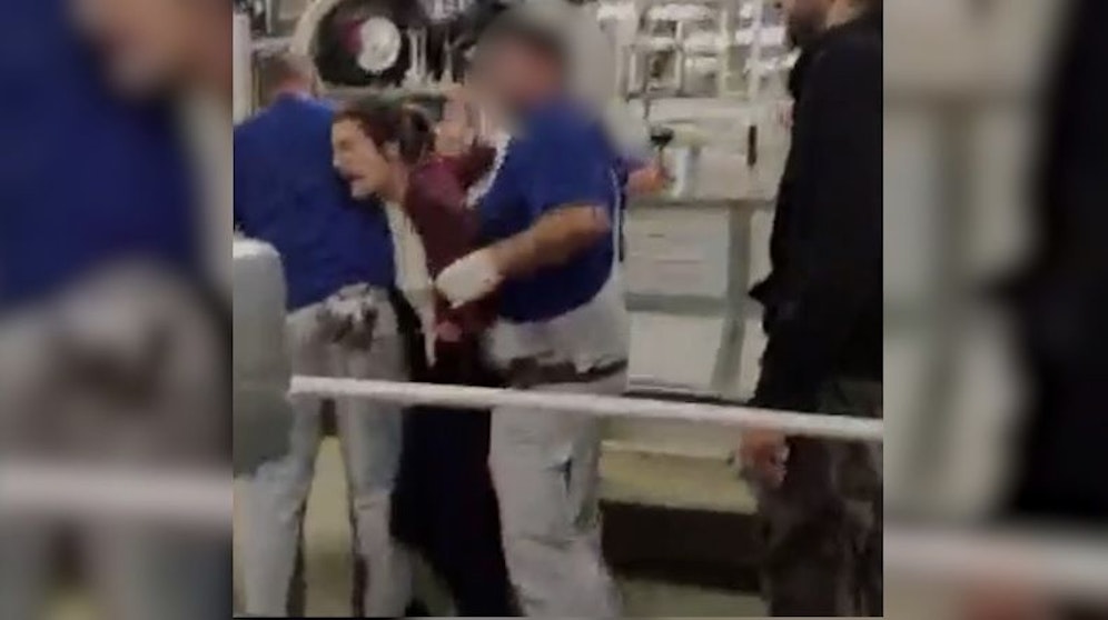 Klimakleber wollten sich im VW-Werk in Wolfsburg festkleben, wurden aber von Angestellten davon abgehalten.