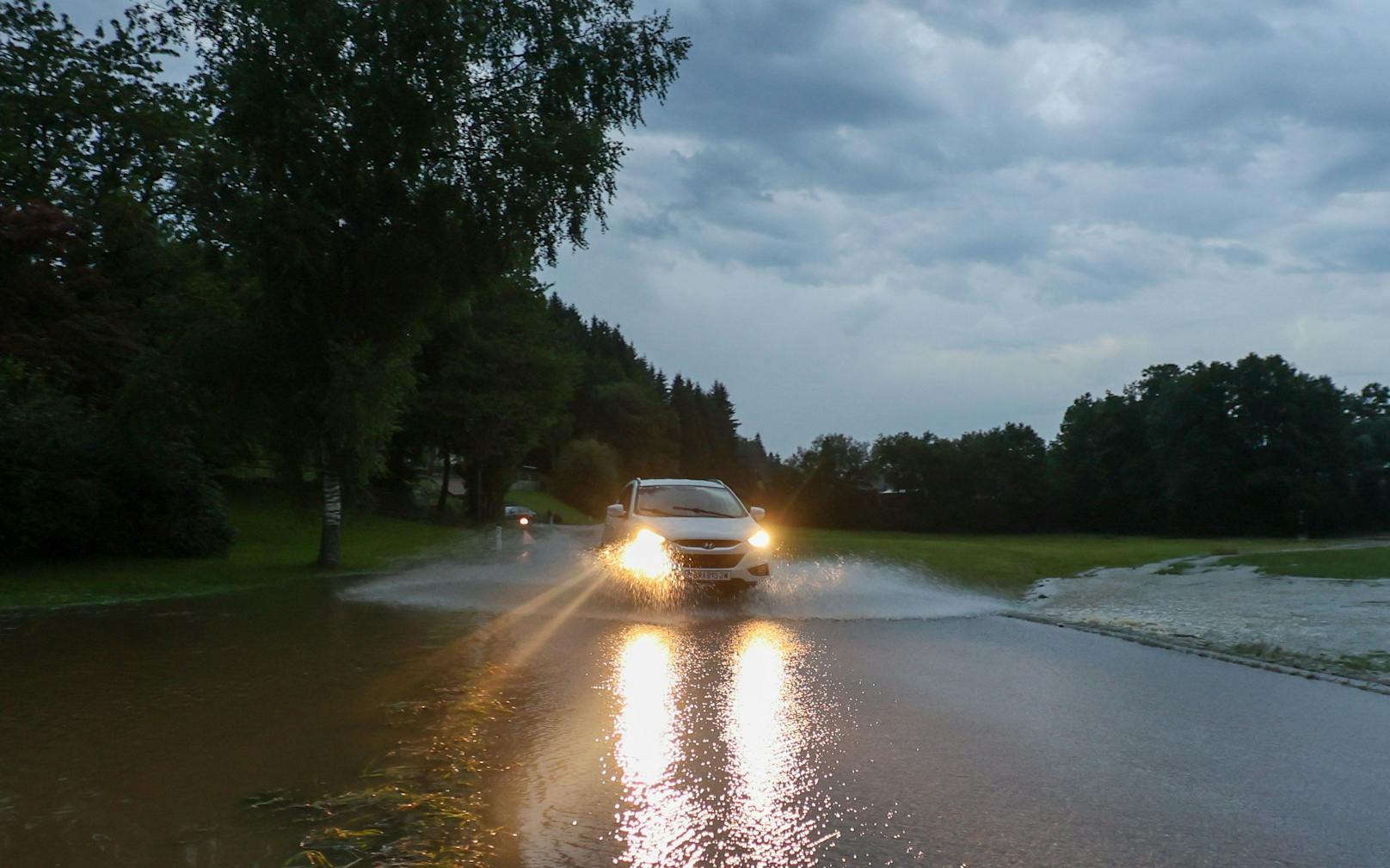 ... Gewitter nieder. Die Gewitterkerne sind zum Teil ortsfest, somit besteht erhöhte ...