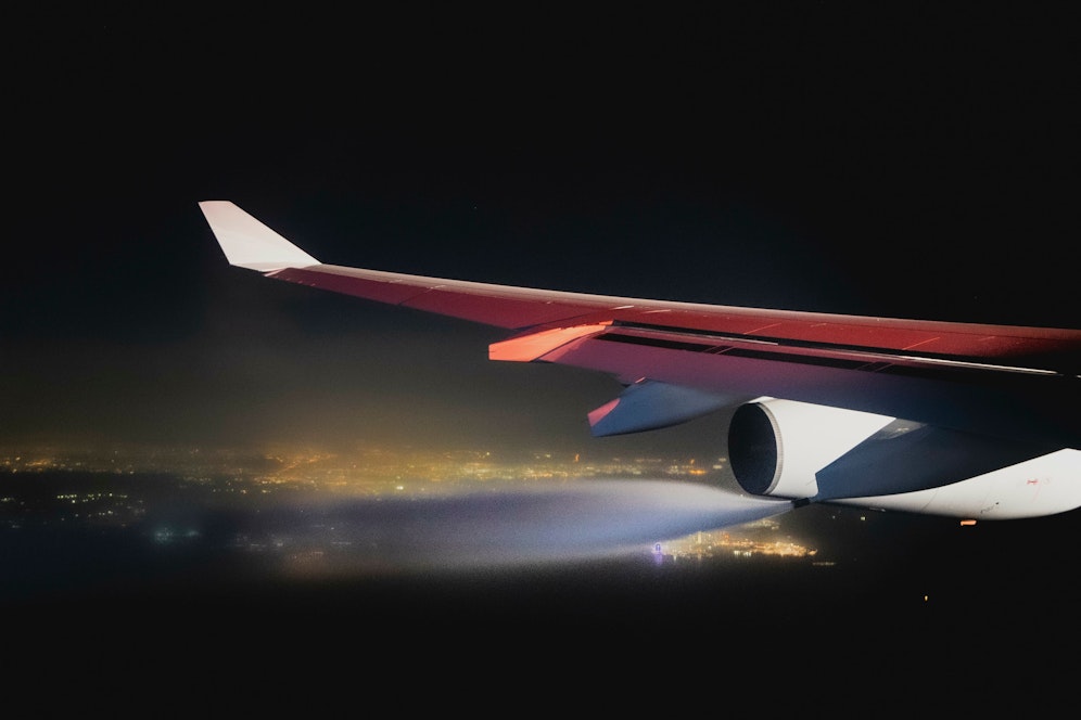 Kerosin strömt aus dem Jet-Flügel.