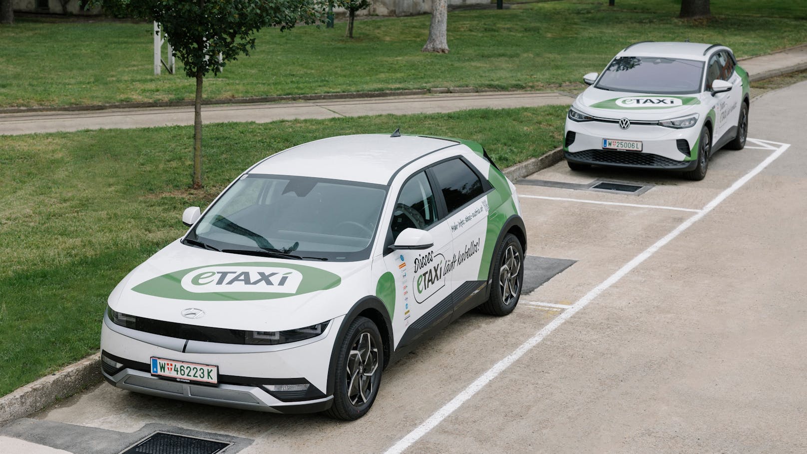 Mit acht Standplätzen und 50 Fahrzeugen startet Wien in das Projekt "e Taxi Austria". Ab 2025 werden nur noch emissionsfreie Taxis zugelassen.
