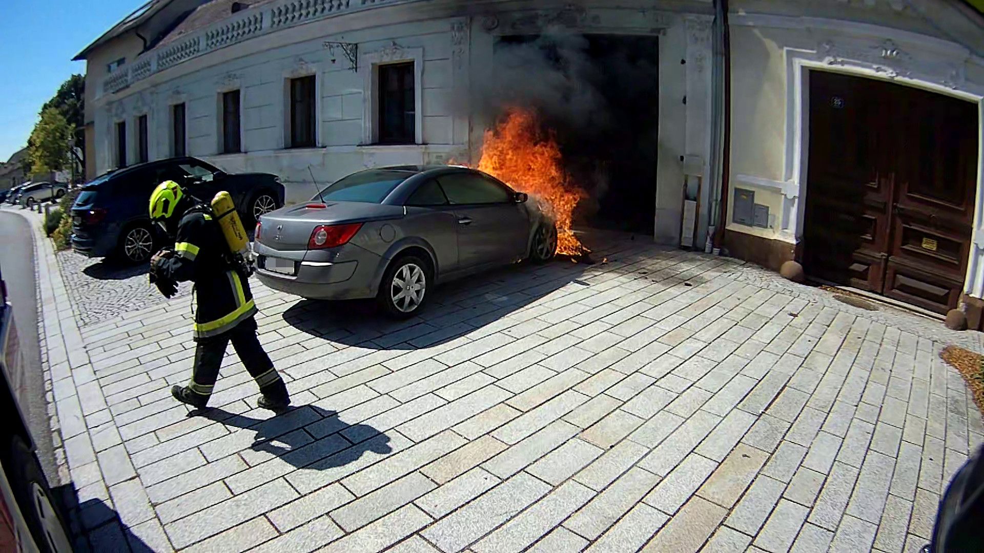 Das Auto stand vor der Einfahrt eines Gastronomiebetriebes.