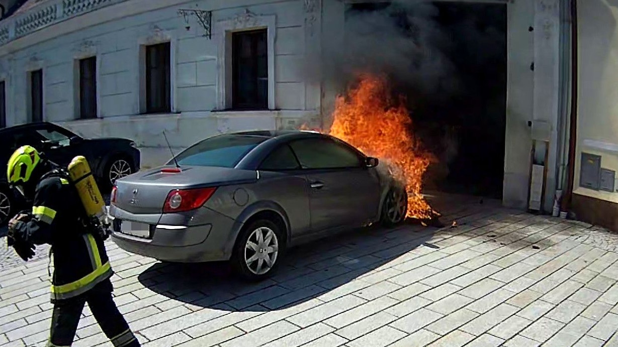 Das Auto stand vor der Einfahrt eines Gastronomiebetriebes.
