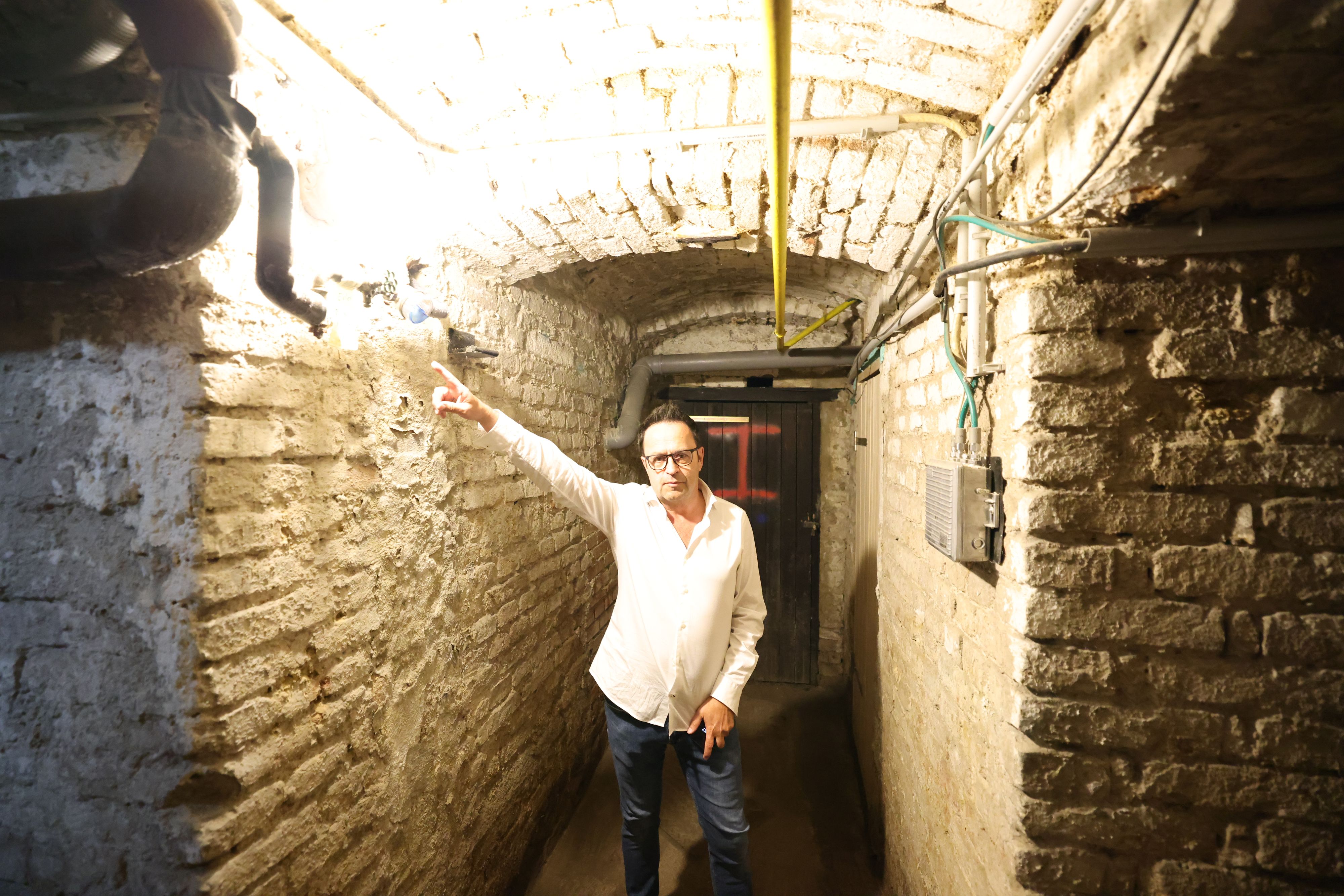 Anton Z. kontrolliert den Wasserzähler selbst immer genau. Er ortet 