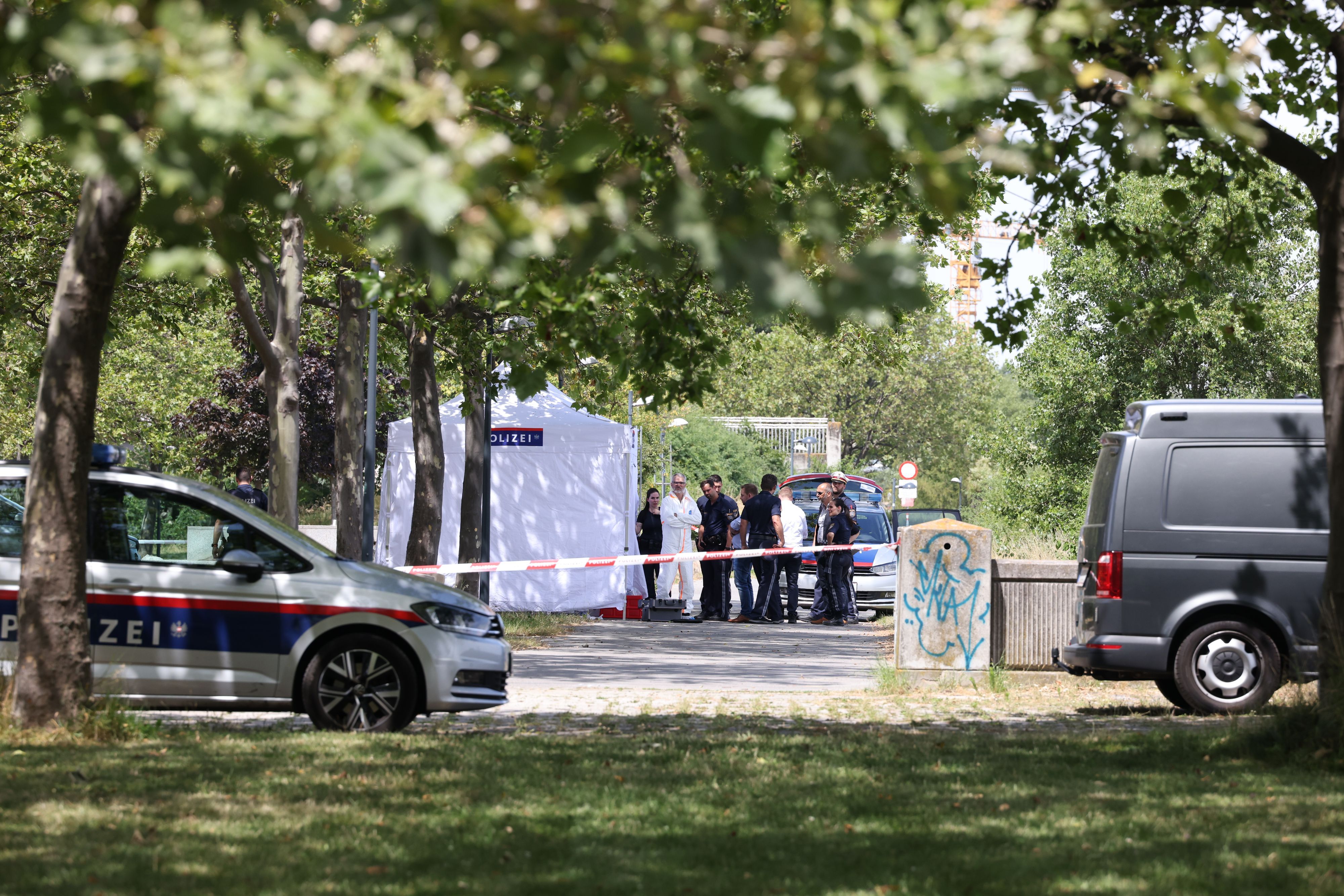 Am Treppelweg wurde ein 56-Jähriger tot auf einer Parkbank gefunden - der Täter ist flüchtig.