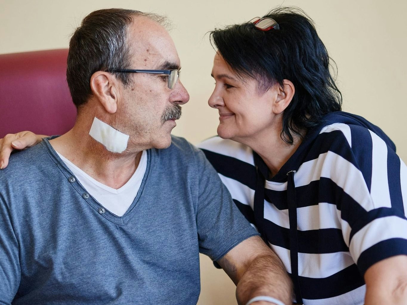 Hat überlebt: Manfred Lindorfer mit seine Ehefrau, die die Rettungskette in Gang gesetzt hat.