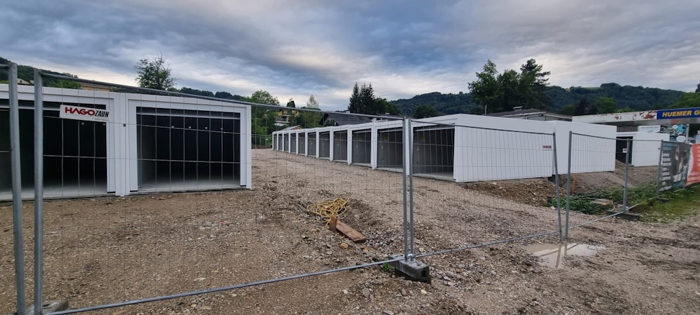 Stein des Anstoßes sind 55 Fertiggaragen in der Traunsee-Gemeinde Altmünster.