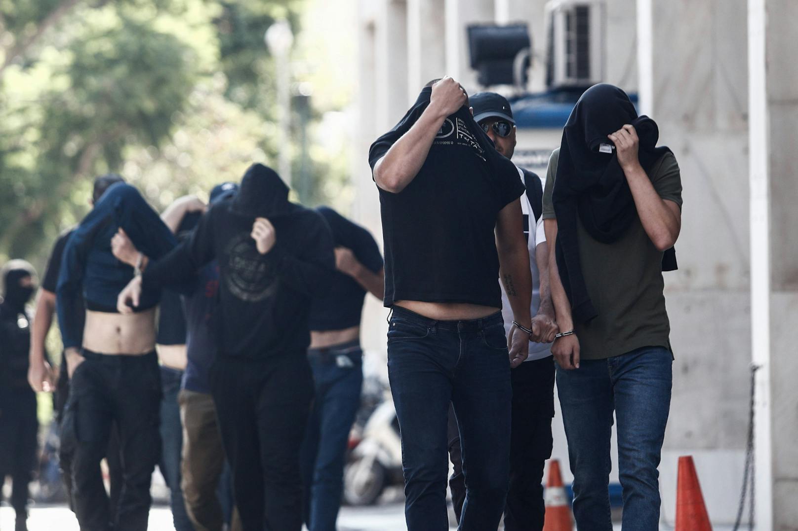 Hooligans verdecken ihre Gesichter