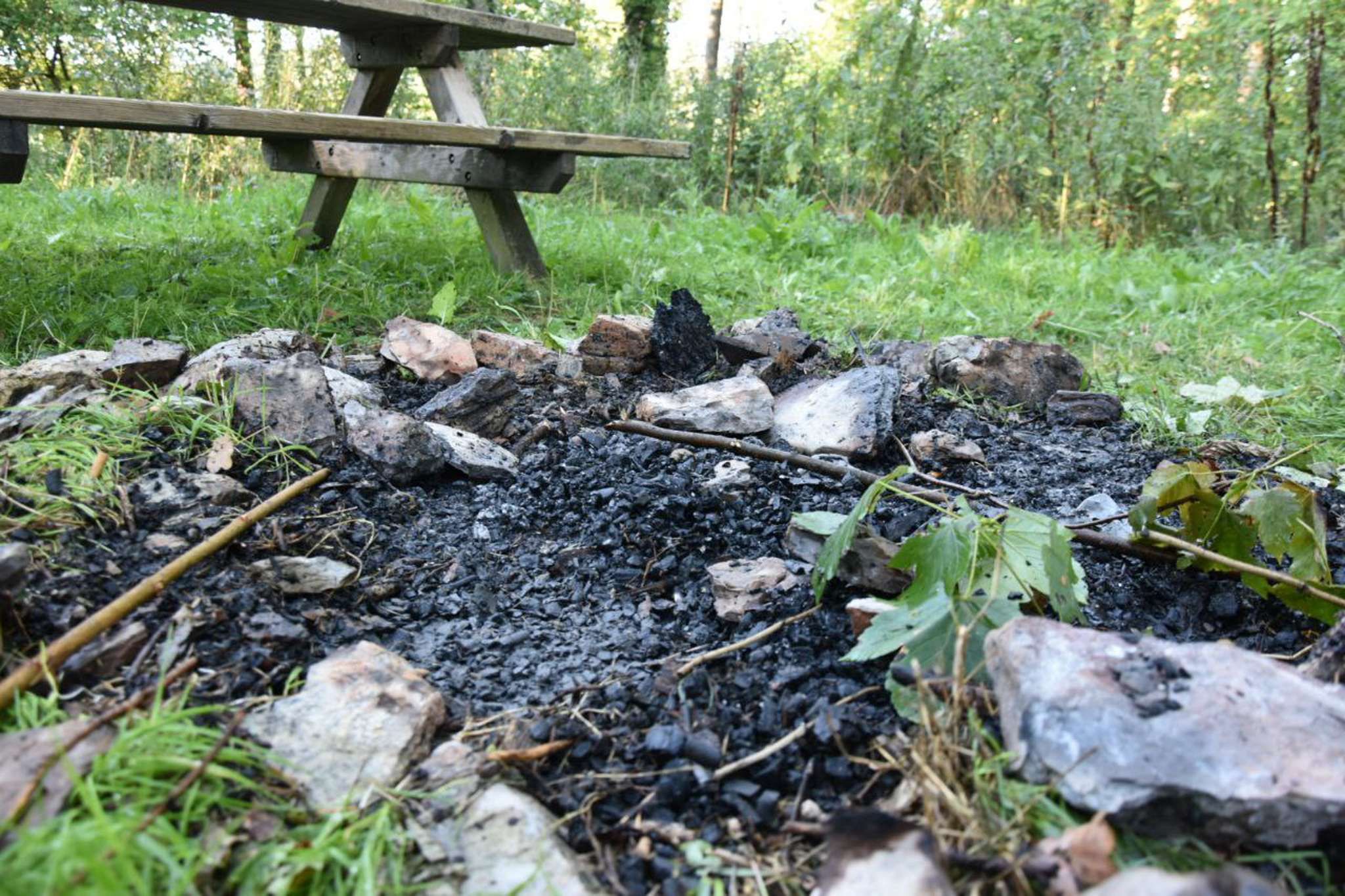 Das Lagerfeuer musste von der Feuerwehr gelöscht werden.