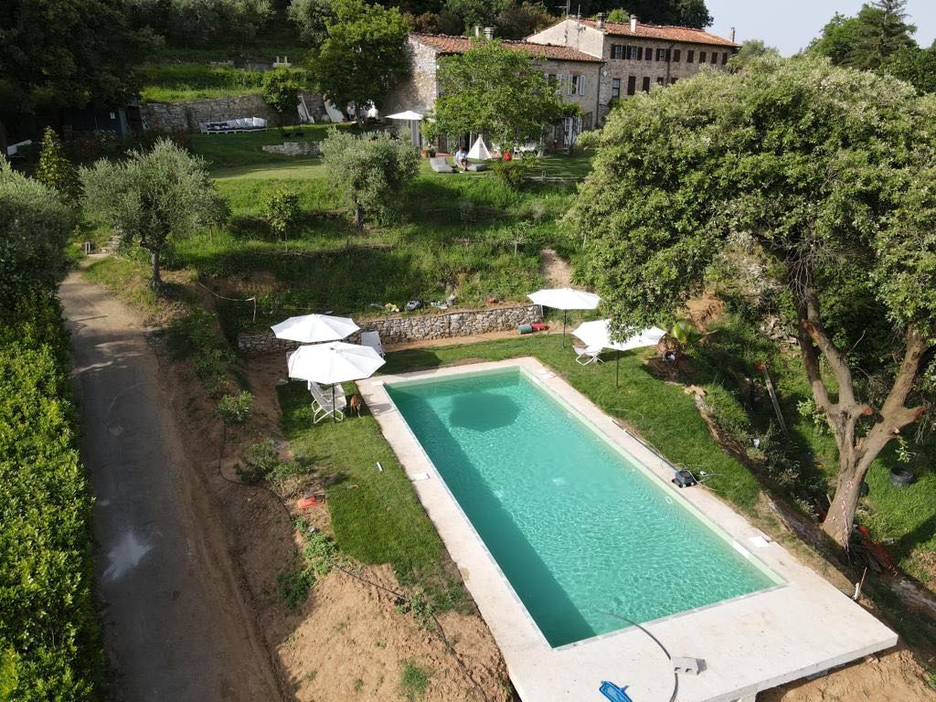 Das Haus in der Toskana verfügt auch über einen Pool inmitten von Olivenhainen.