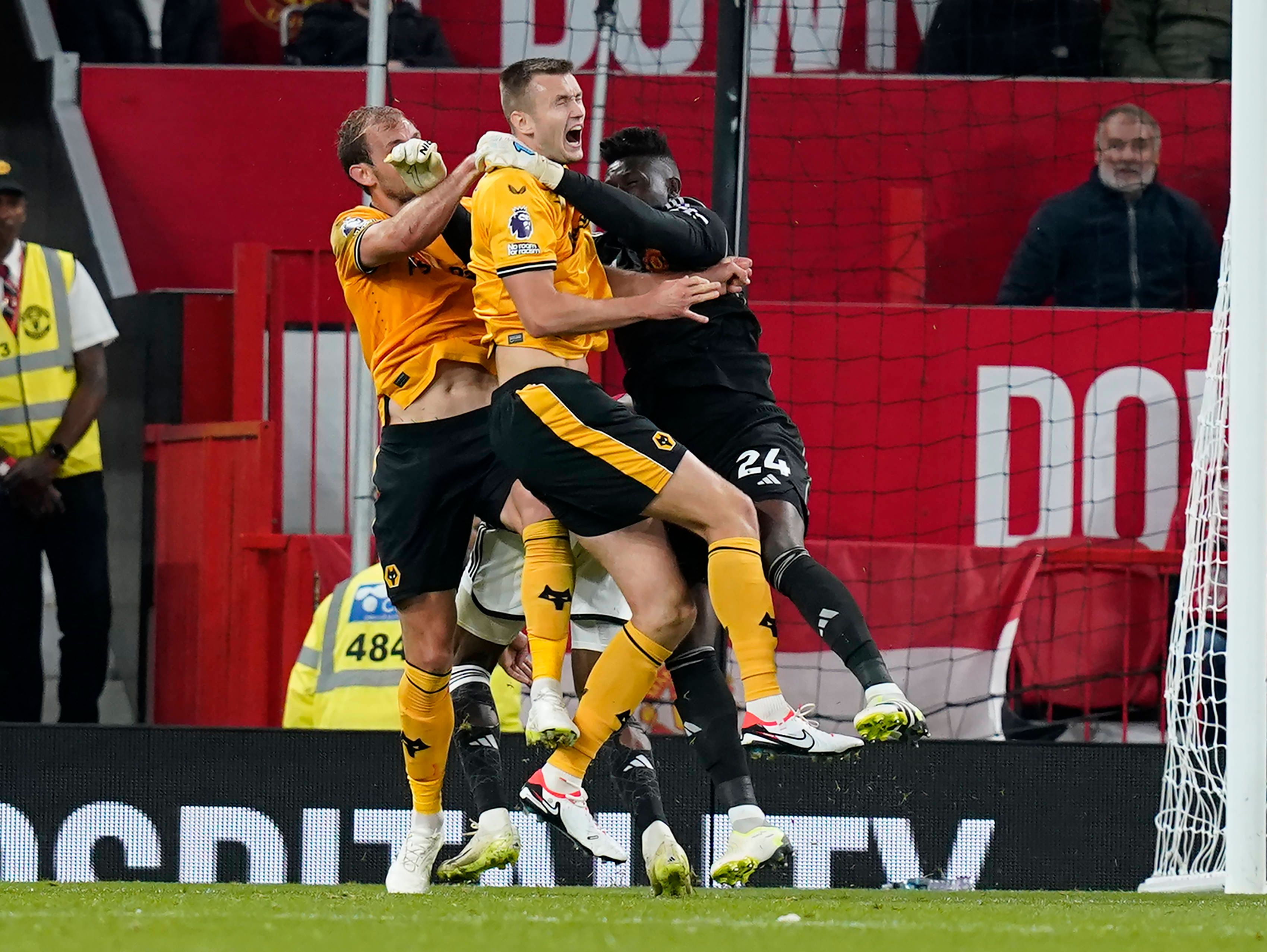 Onana (r.) hechtet sich ohne Chance auf den Ball und ohne Rücksicht auf Verluste gegen Sasa Kalajdzic (m.).