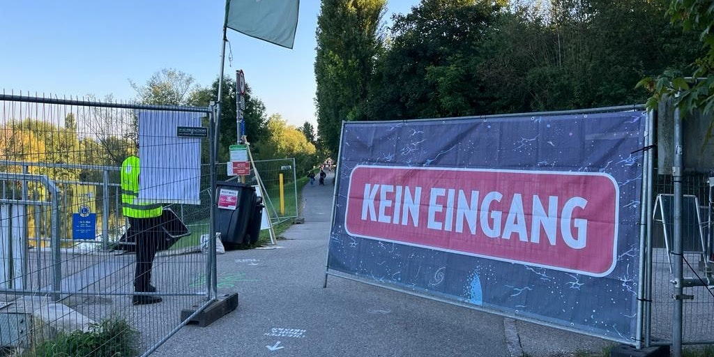 Das Festivalgelände ist bereits bewacht und eingezäunt.