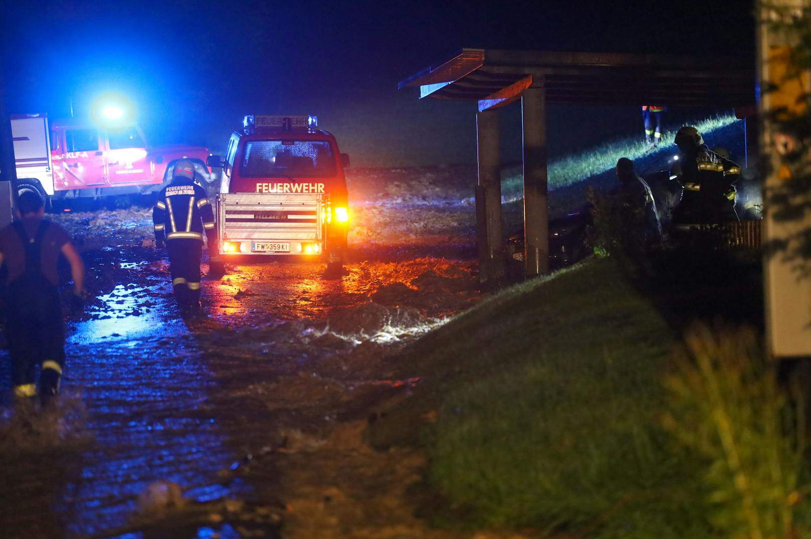 Heftige Gewitter haben am Dienstagabend lokal sehr begrenzt für zahlreiche Unwettereinsätze gesorgt. Besonders betroffen waren mehrere Gemeinden im Bezirk Kirchdorf an der Krems.